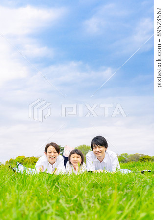 躺在草地上的親子家庭育兒野餐 89523562