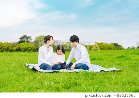 親子家庭在草地上野餐 89523563