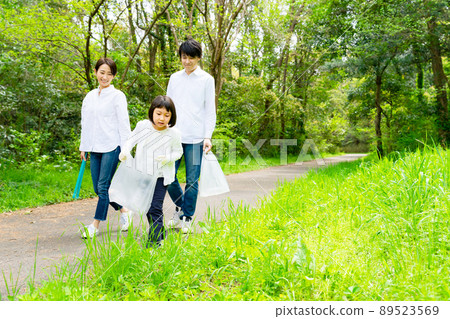 Parents and children picking up trash Environmental protection Recycling Cleaning activities Beautification campaign Parents and children picking up trash Environmental protection Recycling Cleaning activities Beautification campaign 89523569