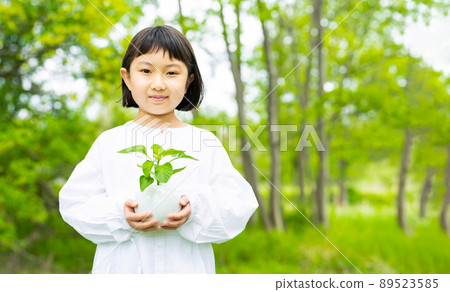 有植物的女孩 環境形象 SDGs 可持續發展 89523585