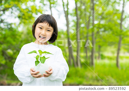 有植物的女孩 環境形象 SDGs 可持續發展 89523592