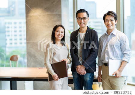 Businessman middle man shooting cooperation: + SHIFT NOGIZAKA Businessman middle man shooting cooperation: + SHIFT NOGIZAKA 89523732