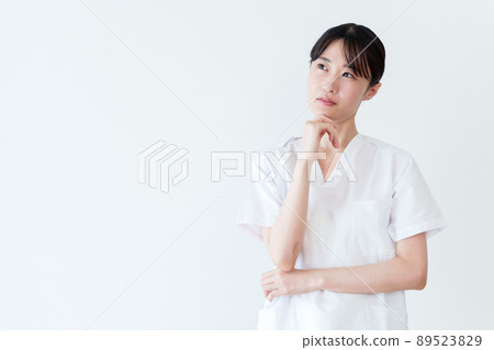 Thinking doctor portrait 89523829