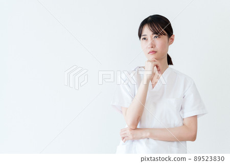 Thinking doctor portrait Thinking doctor portrait 89523830