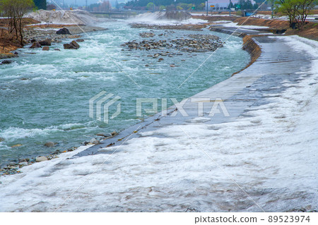 融雪的魚野川，千曲川的支流，越後湯澤，關越高速公路湯澤IC附近，殘雪，早春風景 89523974