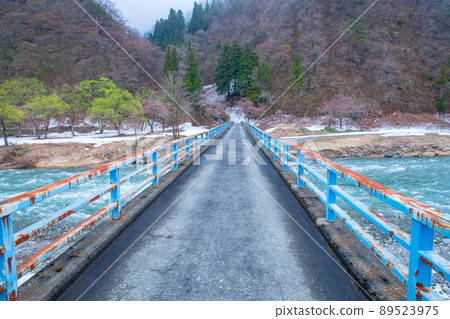 關越高速公路湯澤IC附近，從築馬川支流魚野川新邊橋的融雪中眺望，殘雪，初春美景 89523975