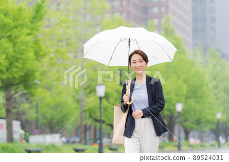 帶著雨傘生意走的婦女 89524031