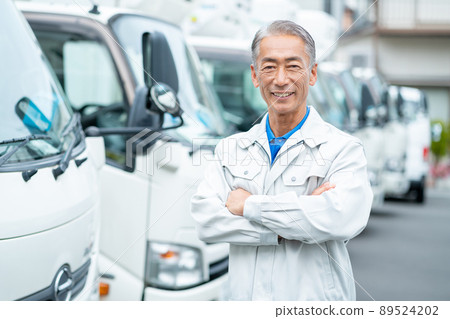 Senior male trucking business 89524202