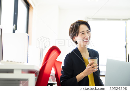 Female smile office conversation 89524298