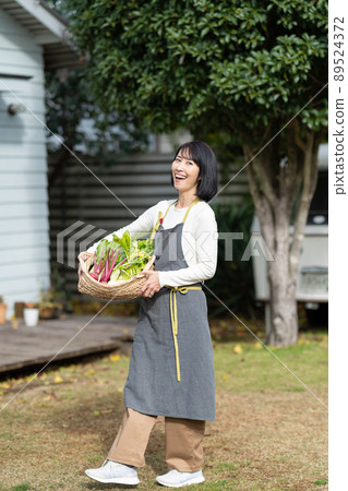 Middle couple kitchen garden 89524372