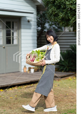 Middle couple kitchen garden 89524373