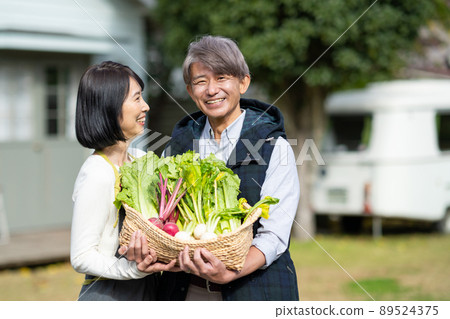 Middle couple kitchen garden 89524375