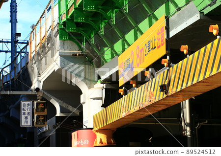 Height restrictions on roads under railroad guards Height restrictions on roads under railroad guards 89524512