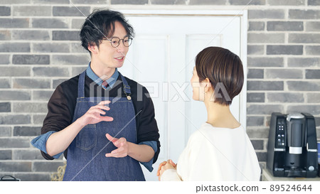 A man wearing an apron to serve customers A man wearing an apron to serve customers 89524644