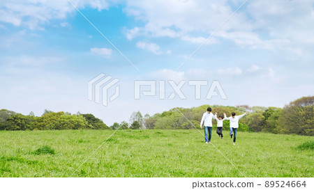 Family walking in the meadow in the blue sky Environment Child-rearing Family walking in the meadow in the blue sky Environment Child-rearing 89524664