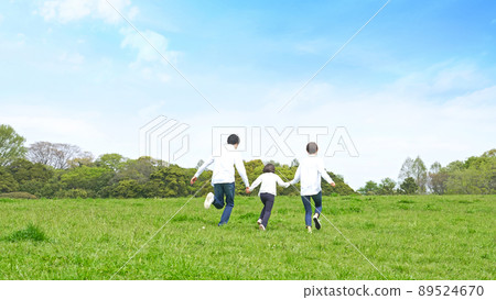 一家人在藍天草原上奔跑環境育兒 89524670