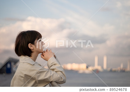 Woman indulging in wisdom 89524678