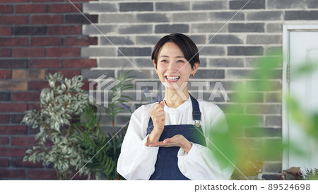 A woman who came up with an idea A woman who wore an apron who was worried about store management 89524698