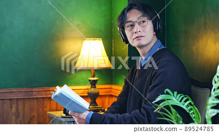 一個人在黑暗的房間裡看書 89524785