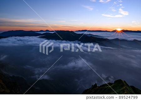 A fantastic view of the sunrise and the sea of clouds seen from the summit of Mt. Tanigawa A fantastic view of the sunrise and the sea of clouds seen from the summit of Mt. Tanigawa 89524799