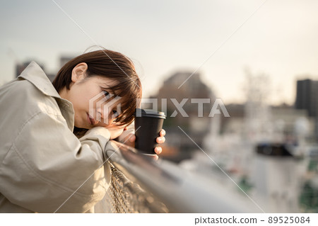 Woman indulging in wisdom Woman indulging in wisdom 89525084