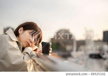 Woman indulging in wisdom Woman indulging in wisdom 89525102