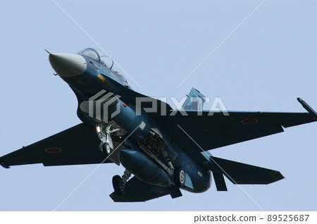 F-2B 降落在日本航空自衛隊小松空軍基地 89525687