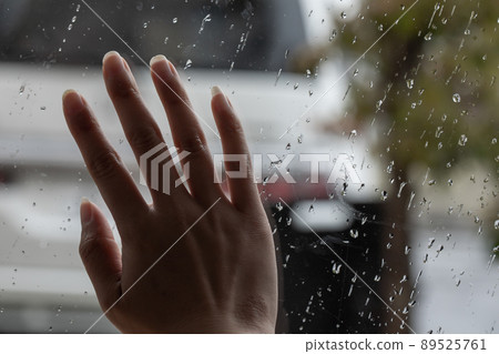 女手放在雨滴窗上 89525761