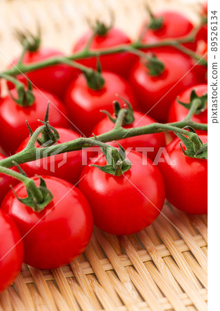 Mini tomatoes (fruit tomatoes) Mini tomatoes (fruit tomatoes) 89526134