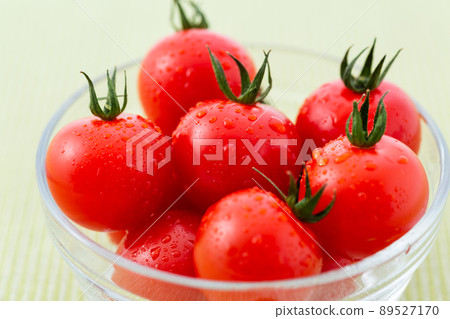 Mini tomatoes (fruit tomatoes) Mini tomatoes (fruit tomatoes) 89527170