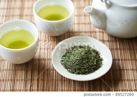用茶壺沖泡的綠茶 89527260