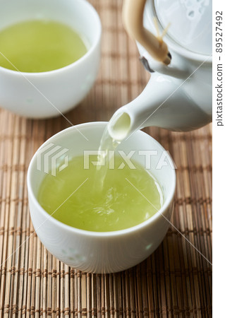 用茶壺沖泡綠茶 89527492