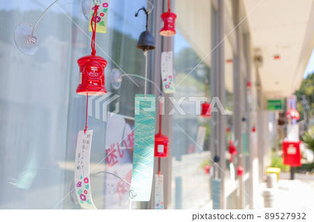 Post box type wind chime swaying in the wind (Southern wind chime) Post box type wind chime swaying in the wind (Southern wind chime) 89527932