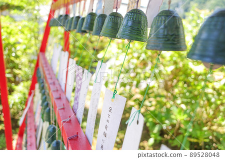 Odo Yumekake wind chime swaying in the wind (Southern wind chime) Odo Yumekake wind chime swaying in the wind (Southern wind chime) 89528048