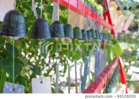 Odo Yumekake wind chime swaying in the wind (Southern wind chime) 89528050