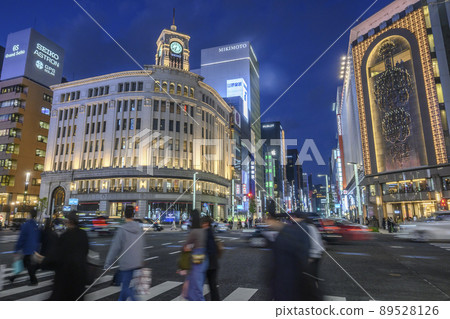 Evening view of Ginza 4-chome intersection Ginza-dori cityscape and people-dori, Chuo-ku, Tokyo 89528126