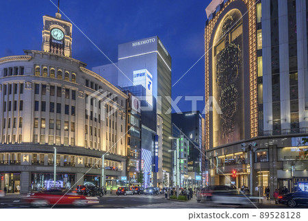 東京中央區銀座四丁目交叉口和光鐘樓和銀座三越的夜景 89528128