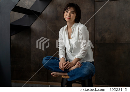 在無聊的氣氛中戴眼鏡的年輕女子 89528145