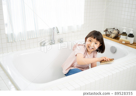 幫助清潔浴缸的女孩 89528355