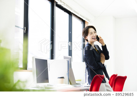 Women calling at the office Women calling at the office 89529685