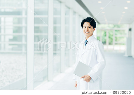 A young man in a white coat 89530090