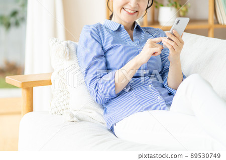 中年女人智能手機生活 89530749