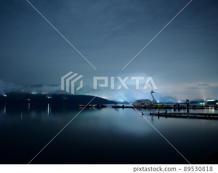 Lake Yamanaka in the fog 89530818