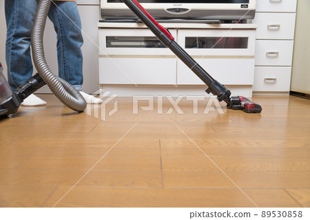 [Middle housewife cleaning flooring with a cyclone cleaner] 89530858