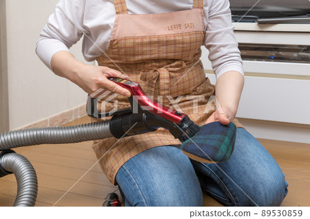 [Middle housewife who sucks slipper dust with a cyclone cleaner] 89530859