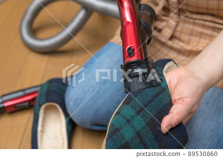 [Middle housewife who sucks slipper dust with a cyclone cleaner] 89530860