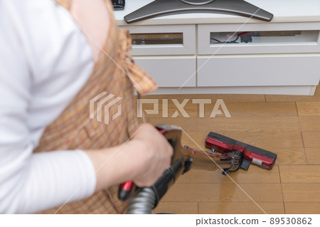 【中層家庭主婦用旋風吸塵器清潔地板】 89530862
