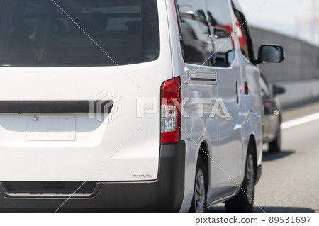 在高速公路上行駛的汽車 在高速公路上行駛的汽車 89531697