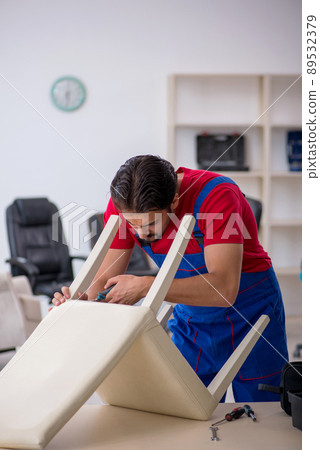 Young male carpenter working at workshop 89532379
