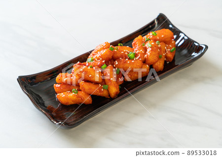 deep fried Korean rice cake (Tteokbokki) skewered with spicy sauce 89533018